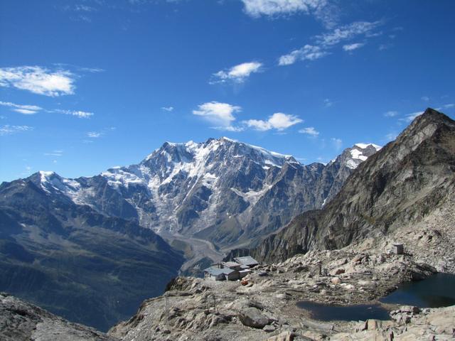 wie ein Paukenschlag offenbart sich die höchste Wand der Alpen, sobald wir die Scheitelhöhe vom Monte Moro Pass gewonnen hatte