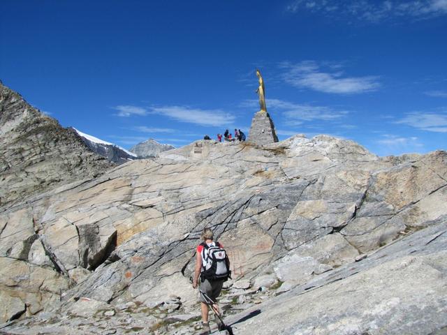 die schönste Aussicht hat man bei der goldigen Madonna Statue