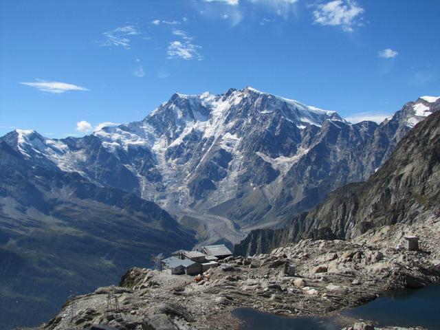 eine gewaltige Fels- und Eiswand bricht von über 4500m zum Becken des Belvederegletscher auf ca. 2000m ab