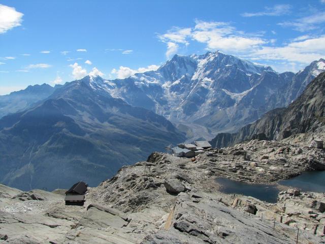 letzter Blick zurück. Links der Rifugio Oberto-Paolo Maroli, die Bergstation der Seilbahn und der Monte Rosa Massiv