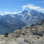 letzter Blick zurück. Links der Rifugio Oberto-Paolo Maroli, die Bergstation der Seilbahn und der Monte Rosa Massiv