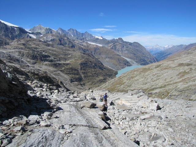 der Abstieg vom Pass erfolgt auf der Aufstiegsroute bis hinunter zum Tälliboden 2499 m.ü.M.