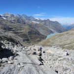 der Abstieg vom Pass erfolgt auf der Aufstiegsroute bis hinunter zum Tälliboden 2499 m.ü.M.