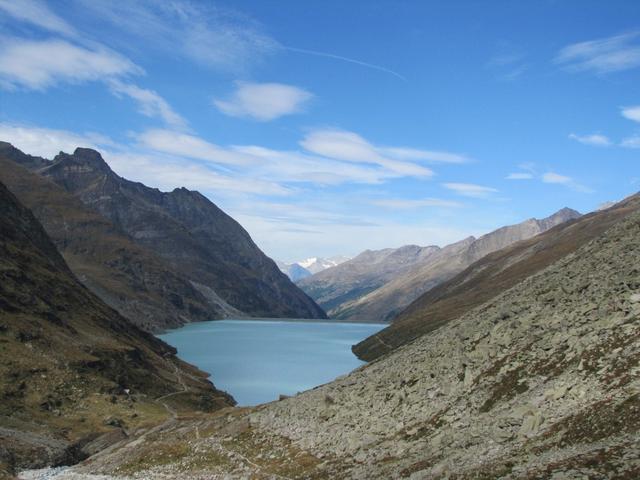 vor uns taucht der Mattmark Stausee wieder auf