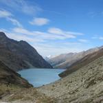 vor uns taucht der Mattmark Stausee wieder auf