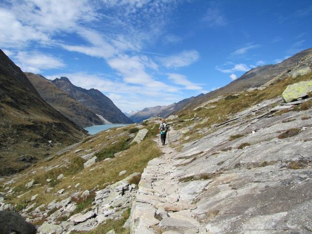 der Bergpfad wird nun zu einem einfachen Wanderweg