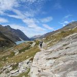 der Bergpfad wird nun zu einem einfachen Wanderweg