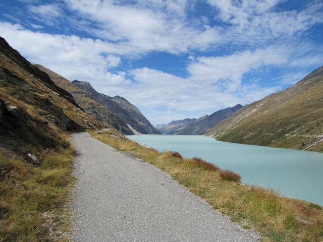 auf einem angenehmen Fussweg, diesmal auf der orographisch linken Seite vom Mattmark Stausee