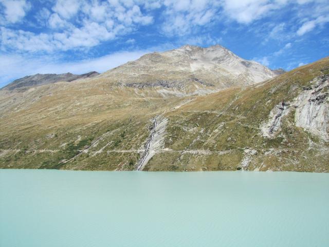 Blick auf der anderen Seite des milchig-grünen Stausse ins Ofental, Ofentalbach und zum Stellihorn