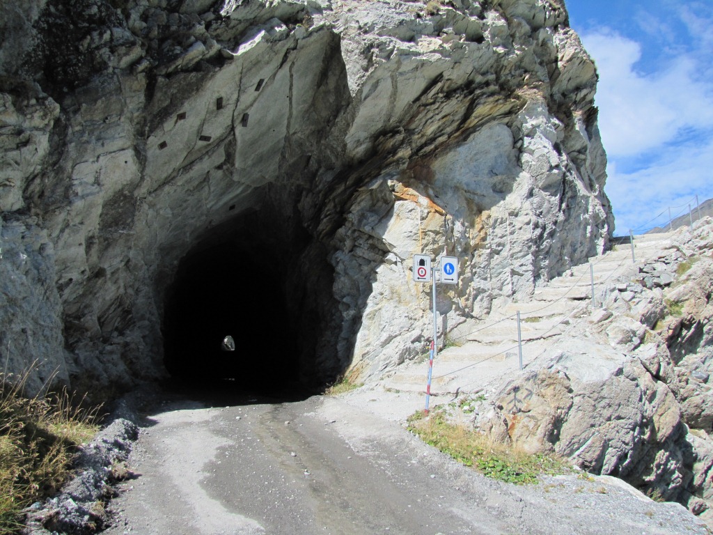 Wanderer umgehen den Tunnel rechts