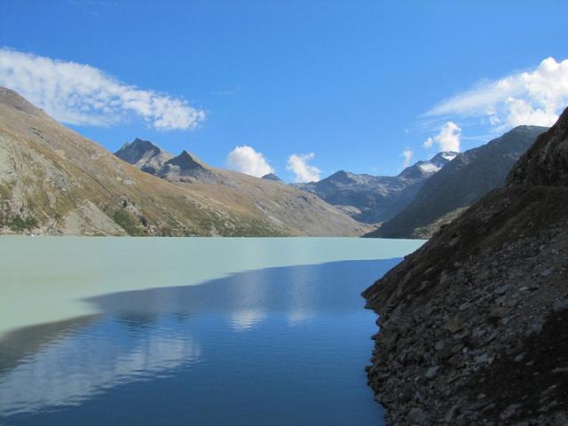 Blick zurück über den Mattmark Stausee und zuhinterst der Monte Moro Pass