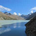 Blick zurück über den Mattmark Stausee und zuhinterst der Monte Moro Pass