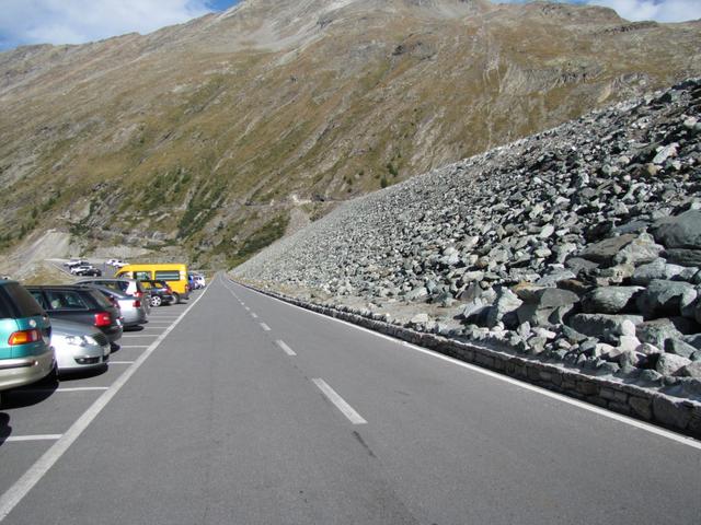 direkt neben der Staumauer  und den Parkplätzen, befindet sich ein spezieller Ort