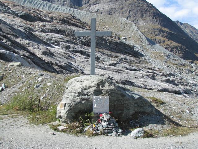 ein Denkmal mit einer Gedenktafel