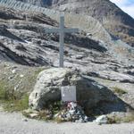 ein Denkmal mit einer Gedenktafel