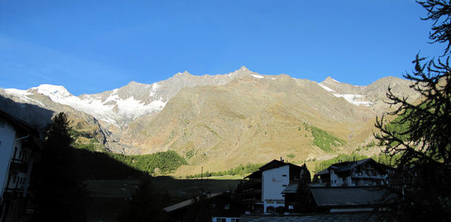 schönes Breitbildfoto vom Hotel Mistral aus gesehen, mit Blick Richtung Alphubel, und Mischabelgruppe mit Dom