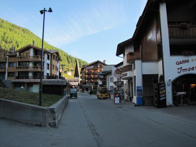 wir schlendern durch Saas-Fee. Saas-Fee liegt umrahmt von der Mischabel-Bergkette...