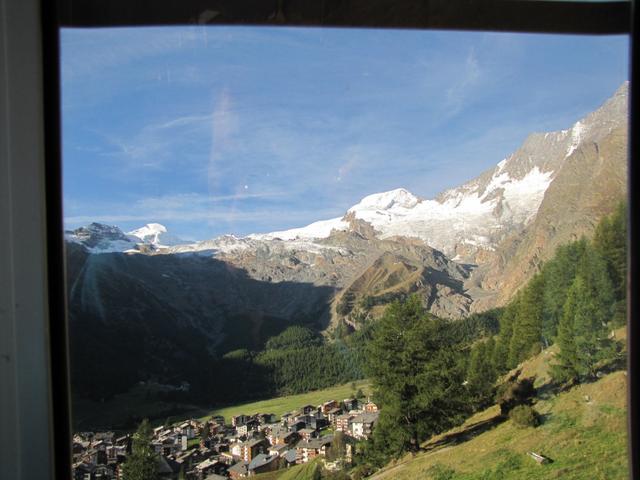 was für eine Aussicht von der Seilbahn aus gesehen. Links Allalinhorn und Alphubel