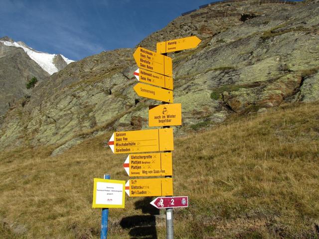 bei diesem Wegweiser ist der Wanderweg zur Mischabelhütte weiss-rot-weiss markiert !