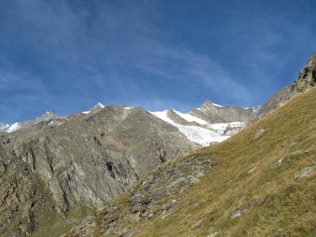 es ist aber noch ein weiter Weg, bis wir dort oben angelangt sind. Seht Ihr die Hütten?