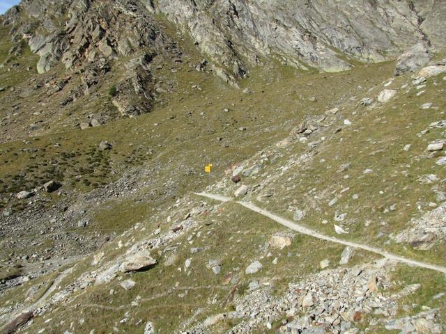 gut ersichtlich der einfache Wanderweg der nach Spissen führt