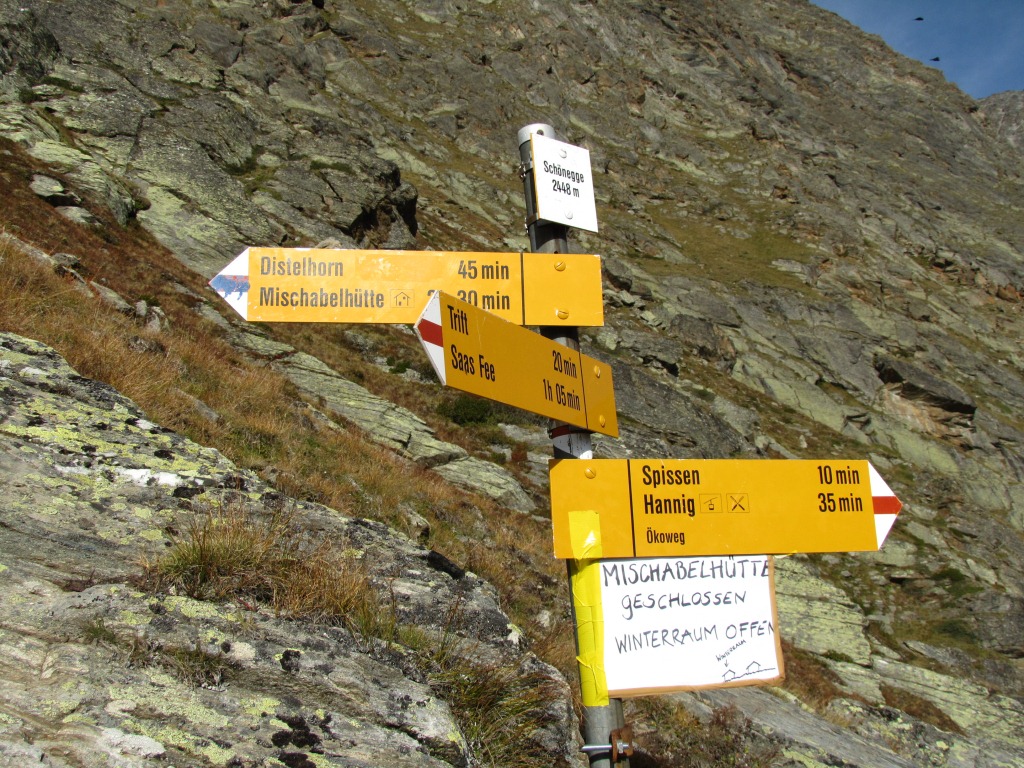 Wegweiser bei Schönegge 2448 m.ü.M. Jemand hat die Markierung von Hand auf blau geändert