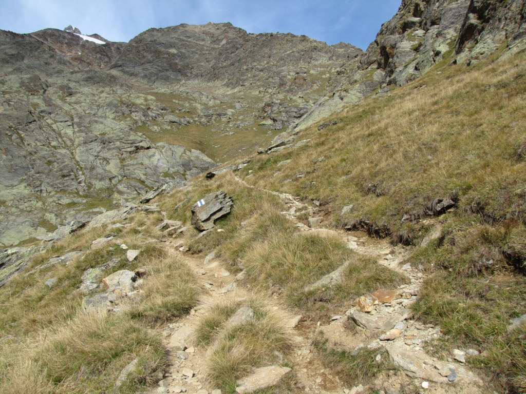 der Bergpfad führt an der Südostflanke des Unteres Diestelhorn aufwärts