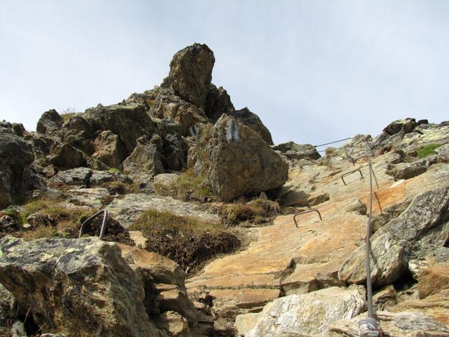 von hier bis zur Hütte ist der Hüttenweg durchgehend mit Stahlseilen gesichert