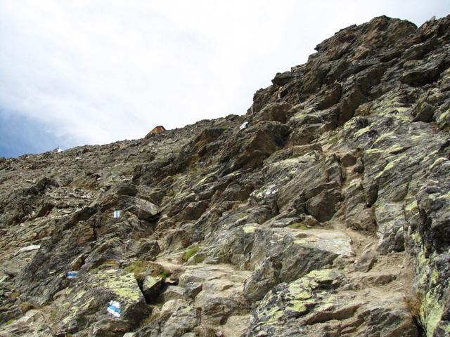 die Mischabelhütte taucht vor uns auf