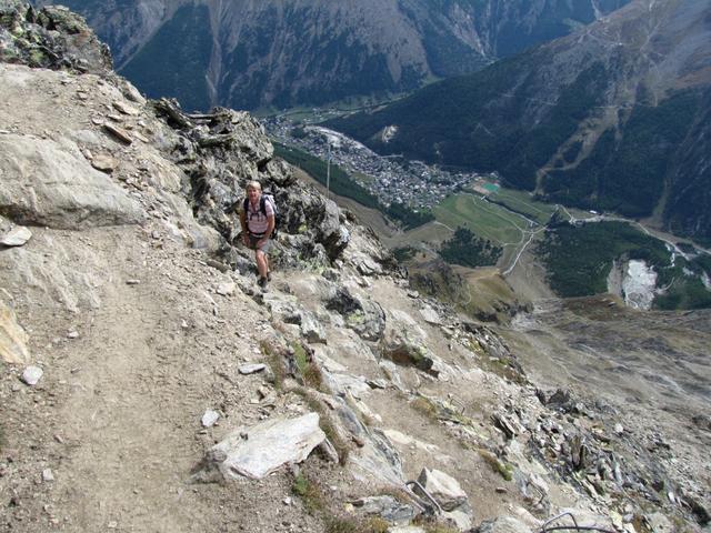 Mäusi findet diese Bergwanderung sehr speziell und spannend. Tief unter uns Saas-Fee