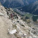 Mäusi findet diese Bergwanderung sehr speziell und spannend. Tief unter uns Saas-Fee