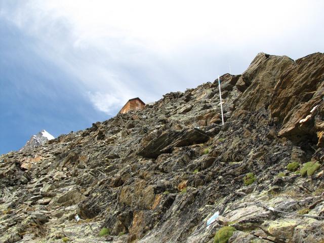 fast senkrecht über uns die Mischabelhütte. Links davon die Lenzspitze