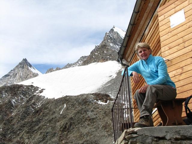 Mäusi bestaunt der schöne Tiefblick von der Mischabelhütte