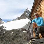 Mäusi bestaunt der schöne Tiefblick von der Mischabelhütte