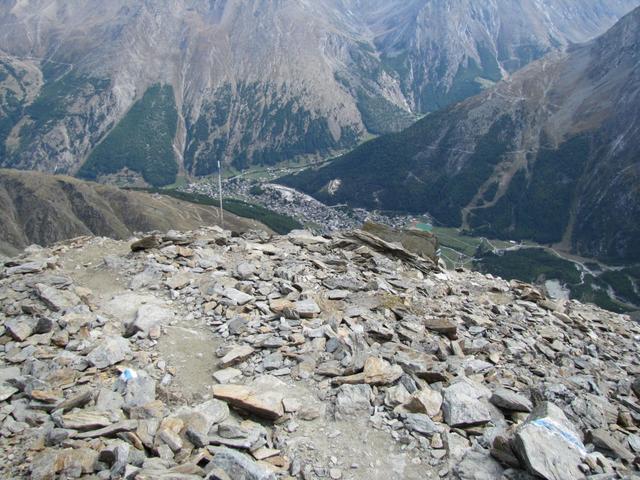 der Abstieg von der Mischabelhütte erfolgt auf der Aufstiegsroute