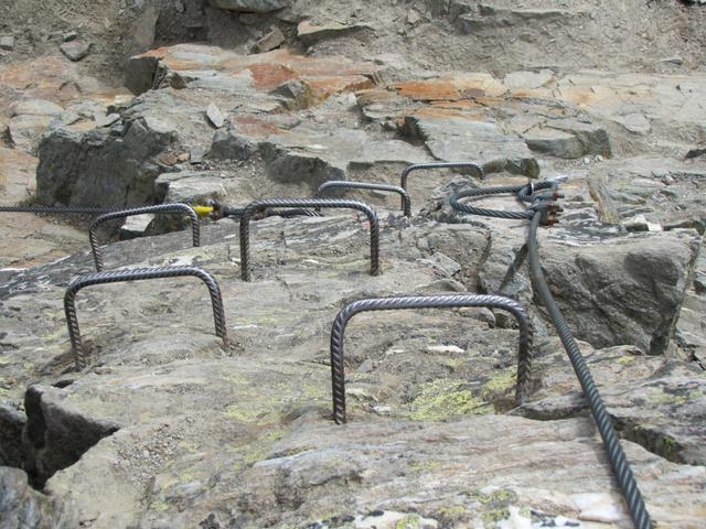 unzählige Eisengriffe und Treppen wurden in den Fels verankert