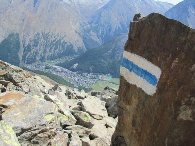 Tiefblick nach Saas-Fee. Mischabelhütte - Saas-Fee, über 1500 Höhenmeter Unterschied