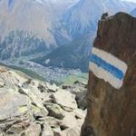 Tiefblick nach Saas-Fee. Mischabelhütte - Saas-Fee, über 1500 Höhenmeter Unterschied