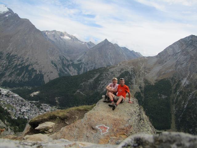 Mäusi und Franco. Im Hintergrund das Almagellertal. Dort sind wir auch schon gewesen