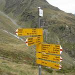 Wegkreuzung bei Trift 2210 m.ü.M. Es geht weiter im Zickzack abwärts