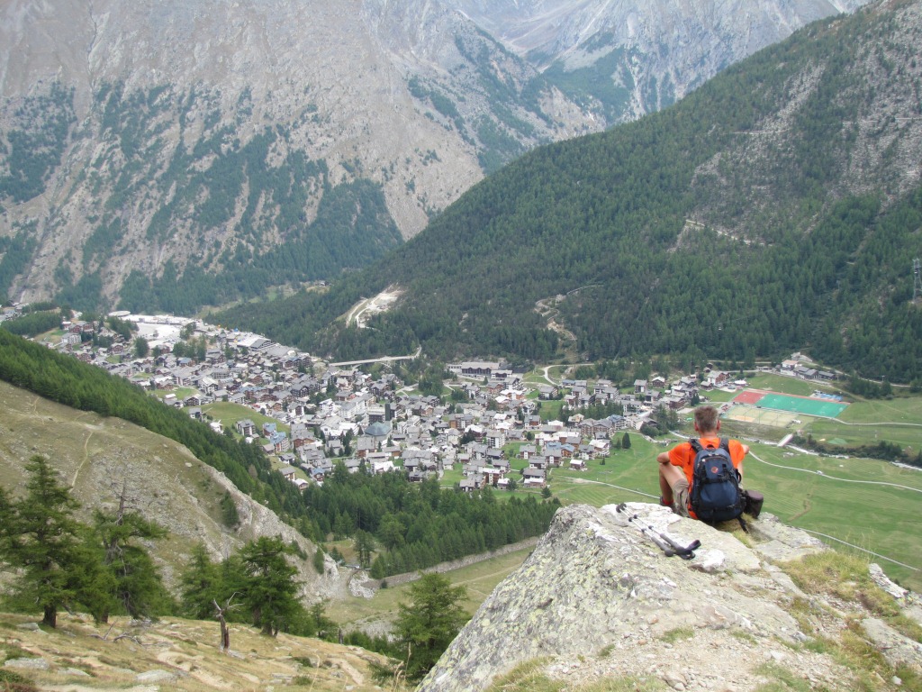 Franco bestaunt die wunderschöne Aussicht auf das schöne Bergdorf Saas-Fee