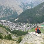 Franco bestaunt die wunderschöne Aussicht auf das schöne Bergdorf Saas-Fee