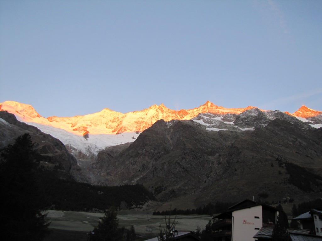 Sonnenaufgang im Gletscherdorf Saas-Fee. Alphubel, Täschhorn, Dom, Lenzspitze und Nadelhorn