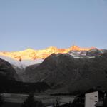 Sonnenaufgang im Gletscherdorf Saas-Fee. Alphubel, Täschhorn, Dom, Lenzspitze und Nadelhorn