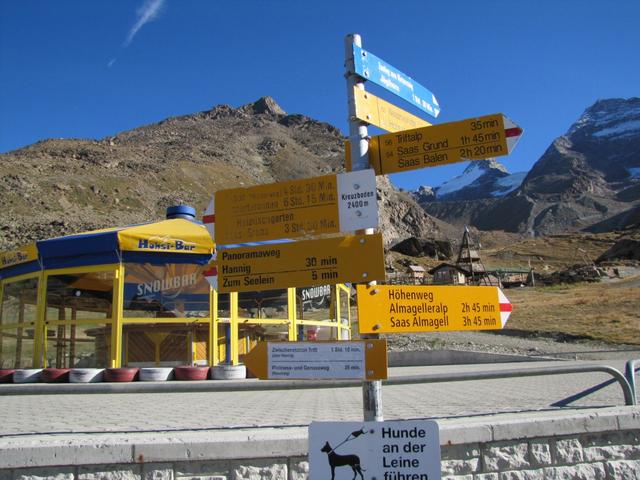 Wegweiser bei der Bergstation Kreuzboden 2400 m.ü.M.