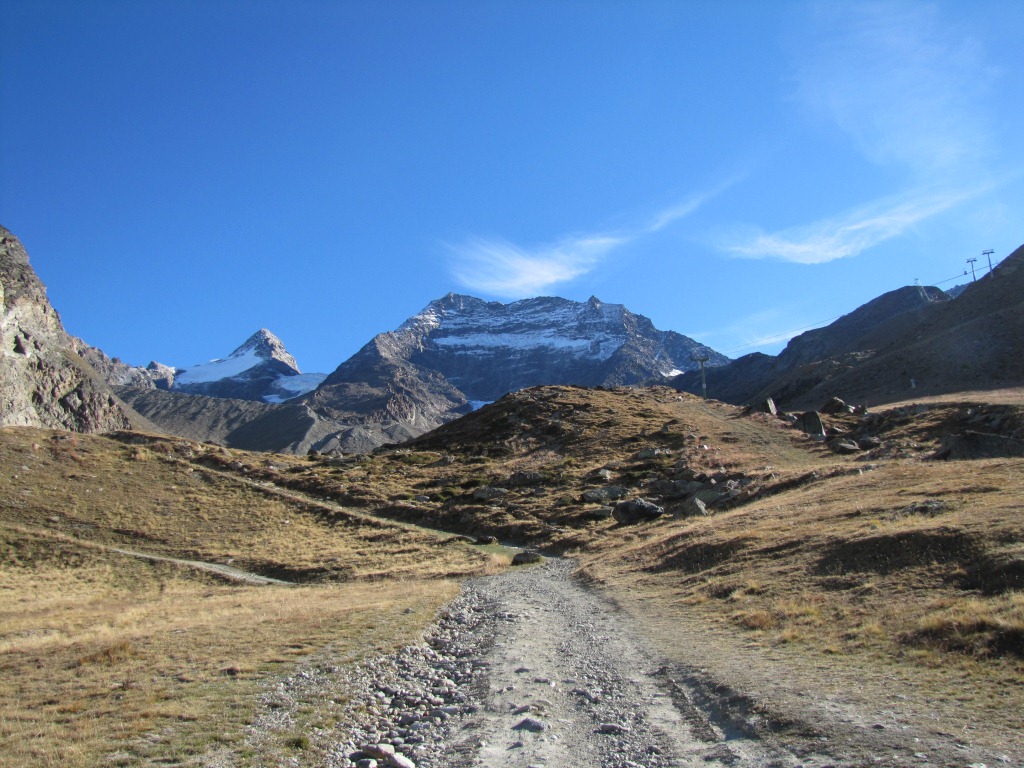 über Skipisten geht es aufwärts zur Weissmieshütte mit Blick zum Lagginhorn und Fletschhorn