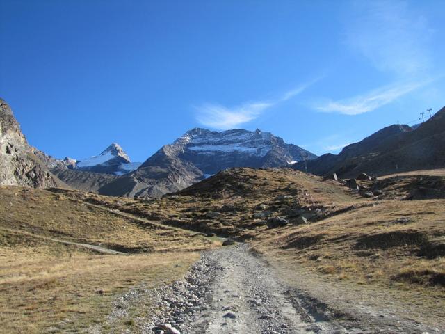 über Skipisten geht es aufwärts zur Weissmieshütte mit Blick zum Lagginhorn und Fletschhorn