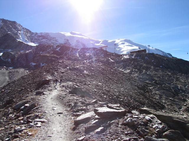 über alte Moränenhügel geht es weiter aufwärts Punkt 3004 m.ü.M.