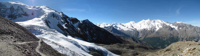 schönes Breitbildfoto mit Blick auf Triftgletscher, Weissmies und die anderen Viertausender. Der höchste ist der Dom