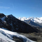 schönes Breitbildfoto mit Blick auf Triftgletscher, Weissmies und die anderen Viertausender. Der höchste ist der Dom